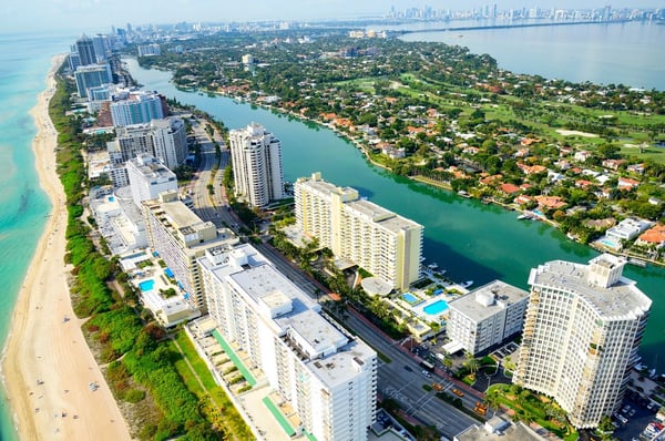 uma vista aérea da praia e arranha-céus na praia de Miami